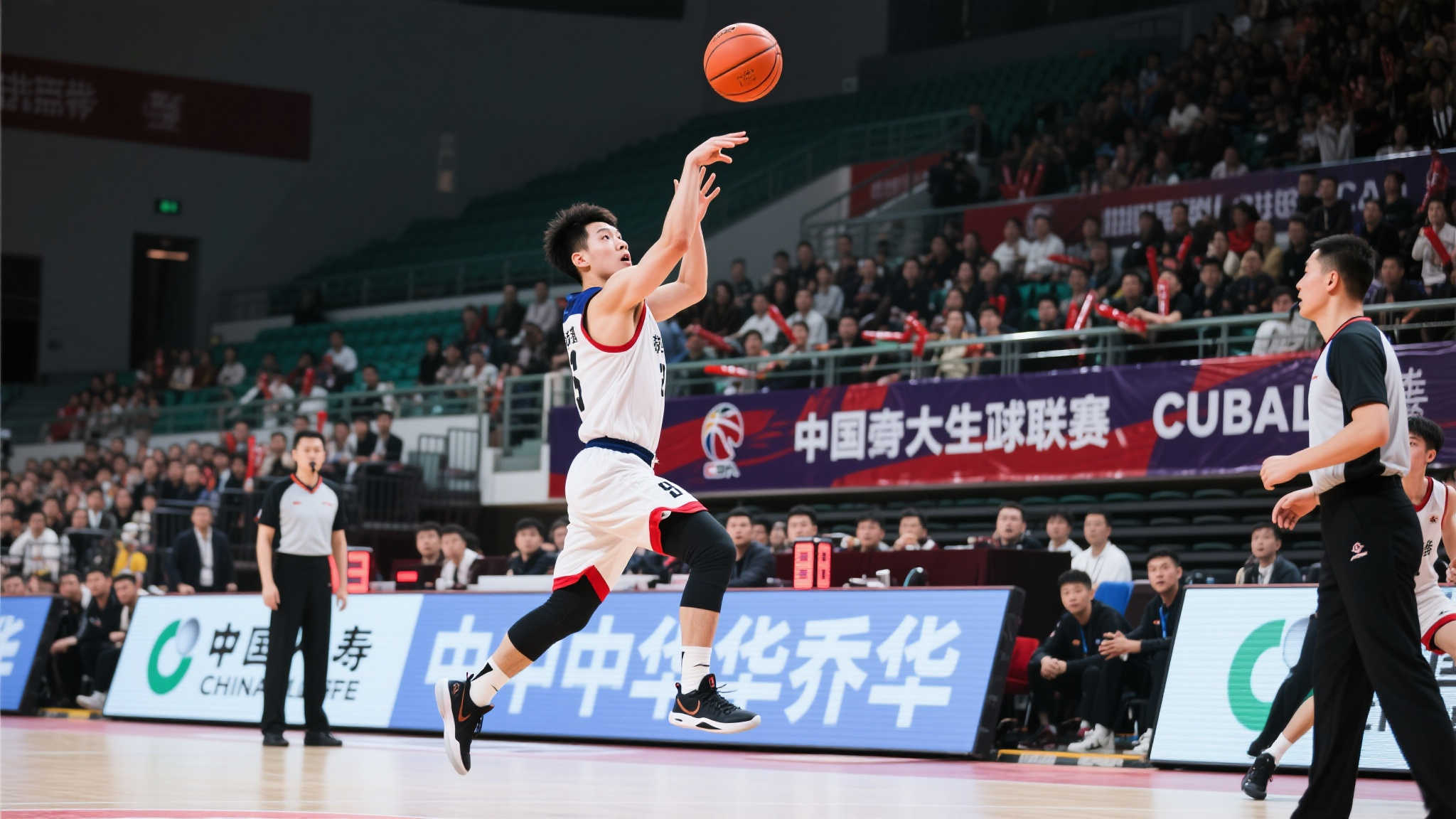 刘唯一精准撤步三分,命中全场华侨队唯一远投 每一次篮球场上的高光时刻都因其独特而让人难忘,而在