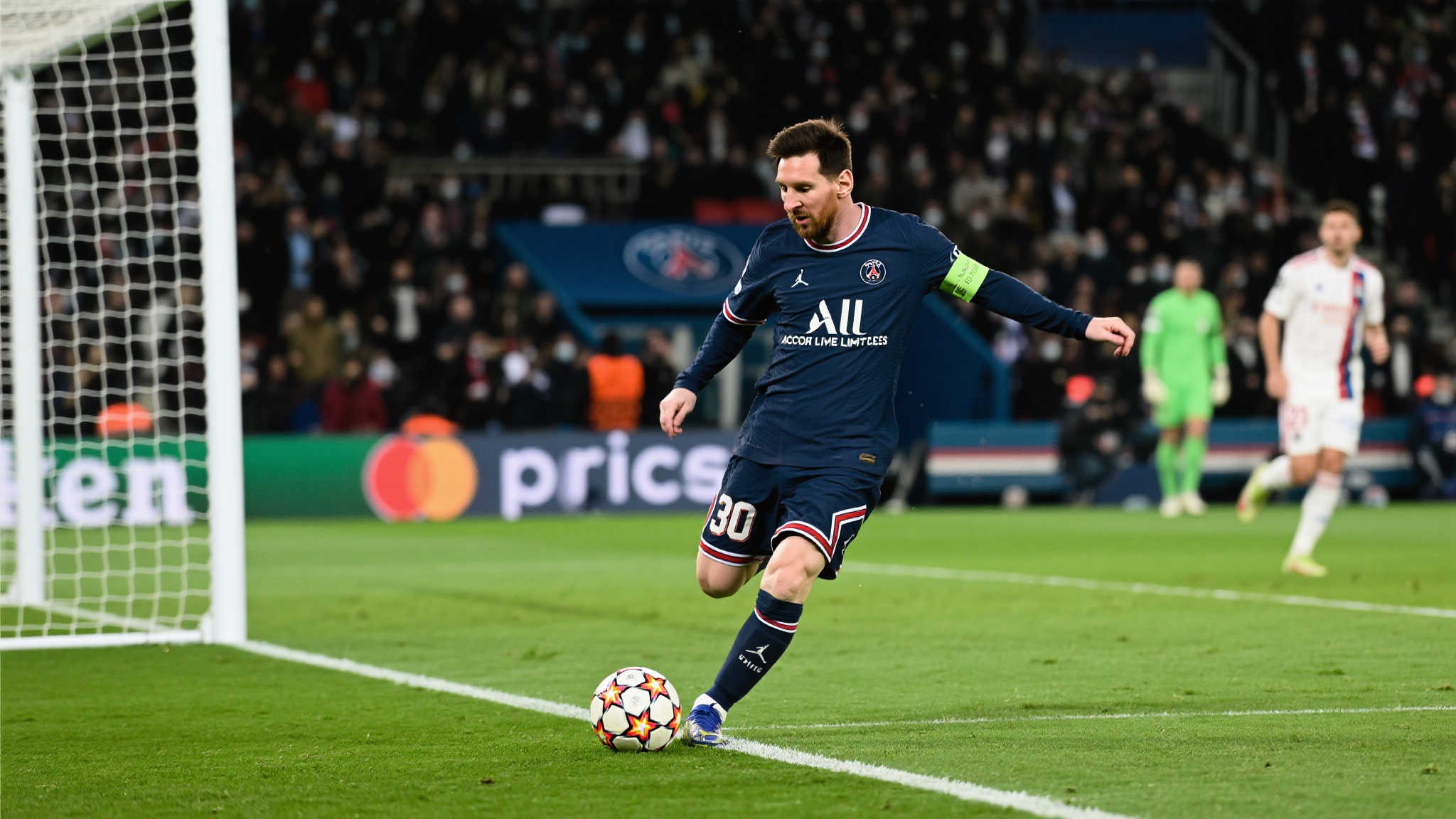 全球瞩目的比赛中，大巴黎对阵强敌，此役梅西再次成为